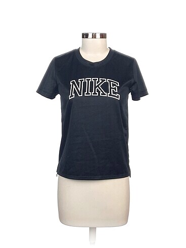 Nike T-shirt %70 İndirimli.