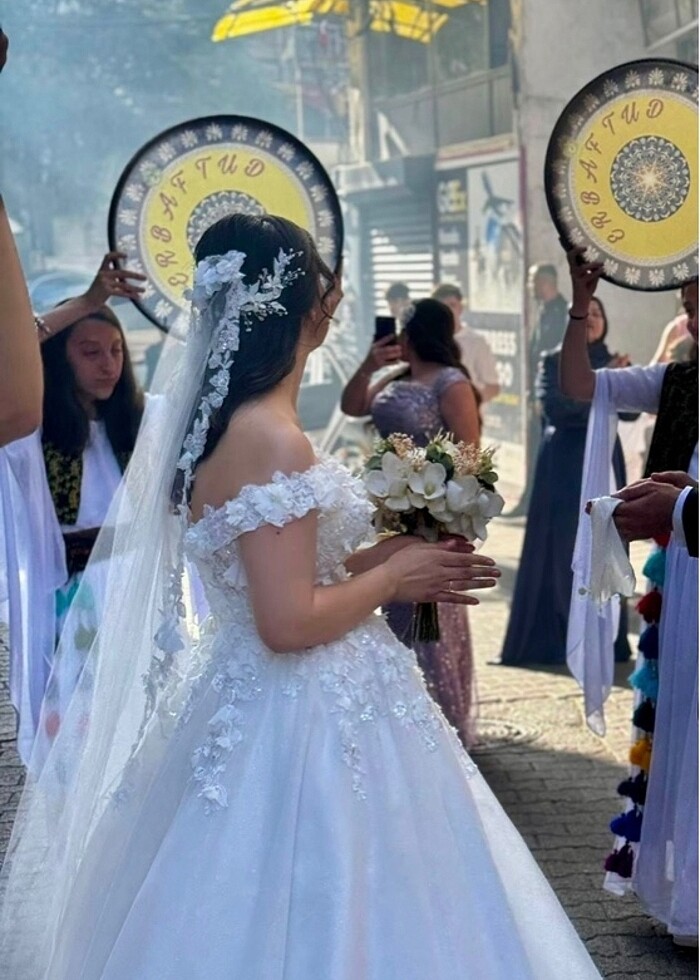 Üç boyutlu çiçek gelinlik - Görsel 3