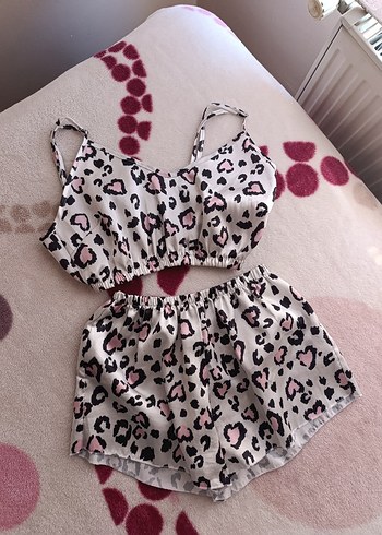 Dantel Detaylı Pembe Leopar Desenli İp Askılı Pijama Takımı
