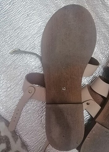 Fabrika krem rengi sandalet