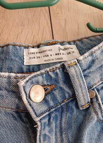 Stradivarius Yıkamalı Yırtık Straight Fit Kot