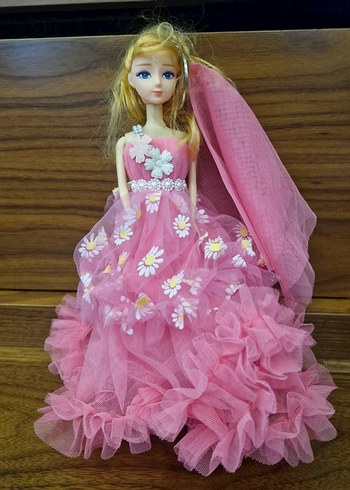 Pembe elbiseli bebek