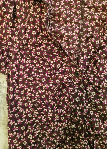 Bordo Çiçek Desenli V Yaka Kadın Gömlek - Görsel 2