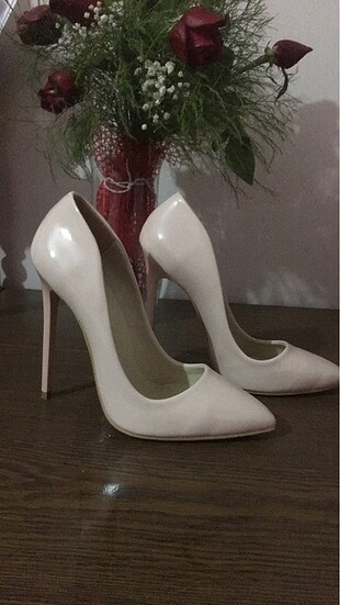Hiç kullanılmayan stiletto ayakkabı