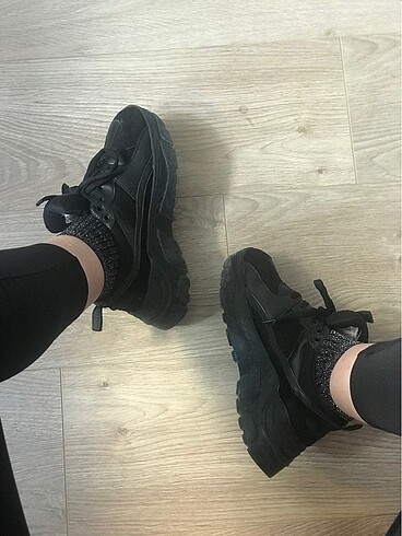 Siyah yüksek topuk spor ayakkabı