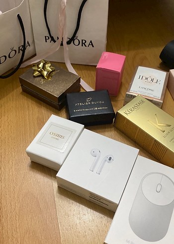 Altın Renkli Hediye Kutusu ve Kozmetik Ürünleri - Görsel 3