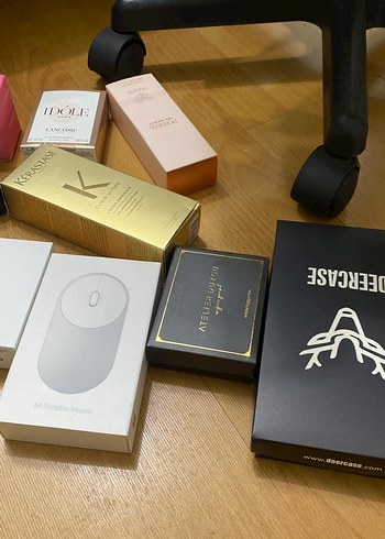 Altın Renkli Hediye Kutusu ve Kozmetik Ürünleri - Görsel 2