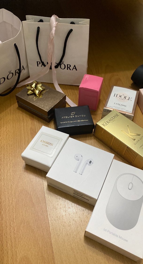 Altın Renkli Hediye Kutusu ve Kozmetik Ürünleri - Görsel 3