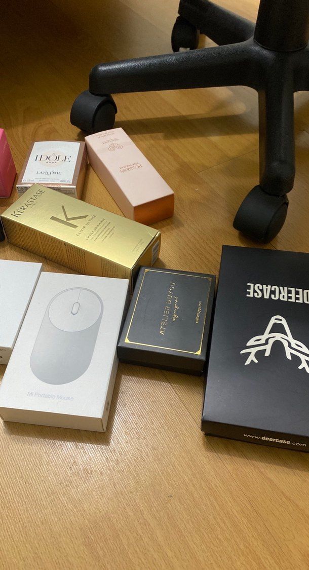 Altın Renkli Hediye Kutusu ve Kozmetik Ürünleri - Görsel 2