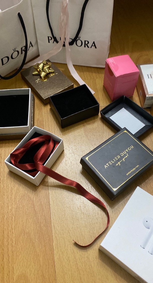 Altın Renkli Hediye Kutusu ve Kozmetik Ürünleri - Görsel 4