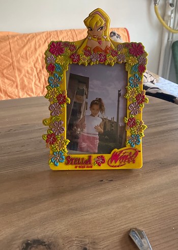 Sarı Renkli Çiçekli Karakterli Çerçeve