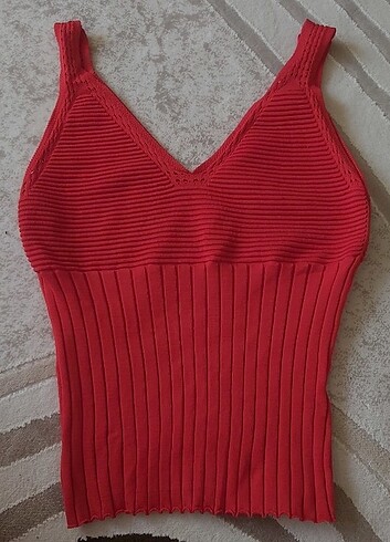 Kırmızı askılı crop bluz 