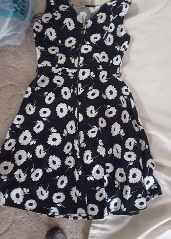 Batik Siyah Beyaz Çiçek Desenli Elbise - Görsel 2