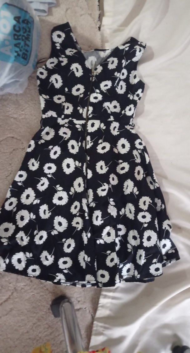 Batik Siyah Beyaz Çiçek Desenli Elbise - Görsel 2