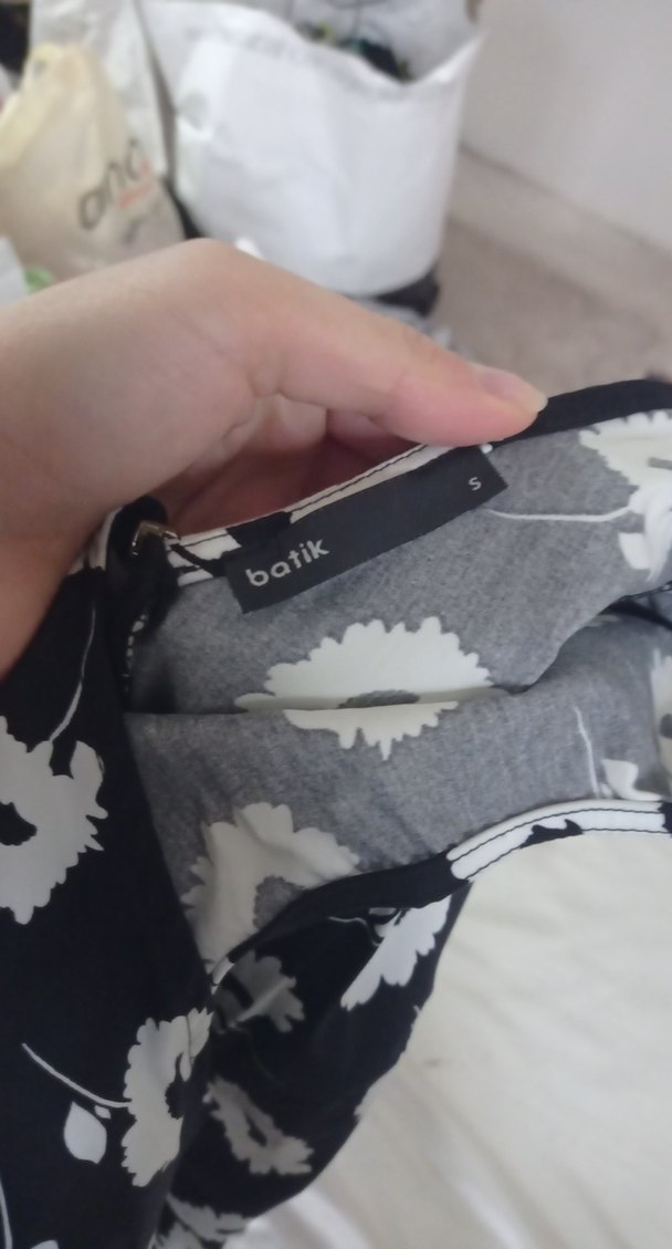 Batik Siyah Beyaz Çiçek Desenli Elbise - Görsel 3