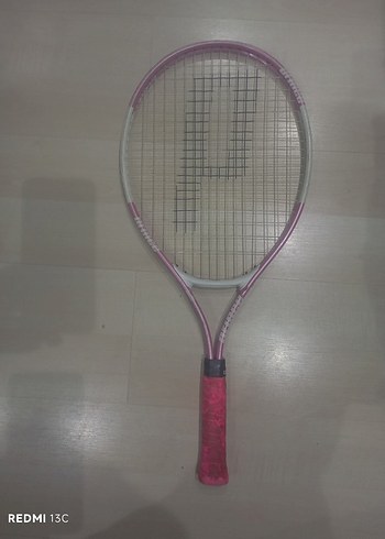 Pembe ve Gri Tenis Raketi
