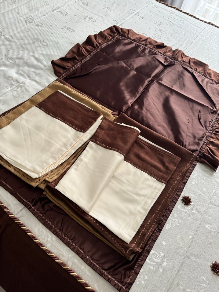 Kahverengi Nakışlı Yatak Örtüsü - Görsel 2