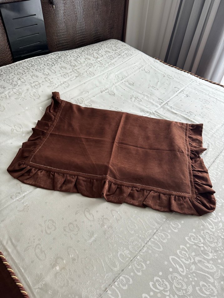 Kahverengi Nakışlı Yatak Örtüsü - Görsel 4