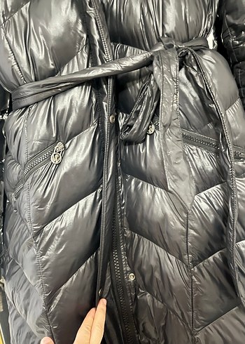 Kürk Detaylı Siyah Uzun Kadın Kışlık Mont - Görsel 6