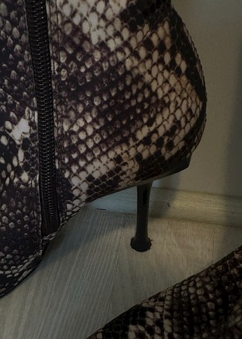 Kahverengi Yılan Desenli Stiletto Topuklu Deri Bot - Görsel 3