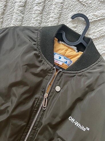 Off white mont