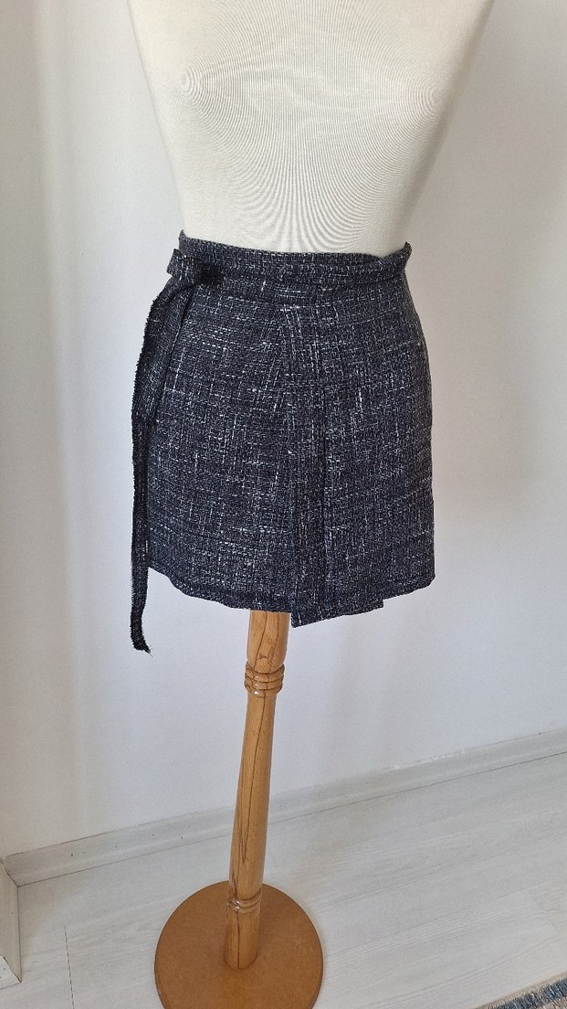 Kemer Detaylı Gri Mini Etek - Görsel 4