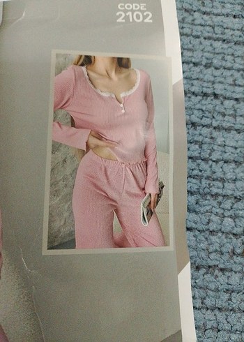 Diğer Pijama Takımı Uzun Kollu crop modelidir