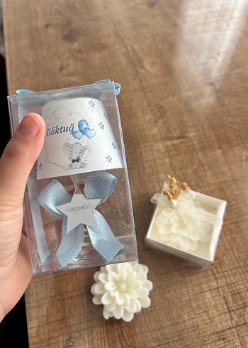 Beyaz Çiçek Şeklinde Mum ve Hediye Kutusu - Görsel 2