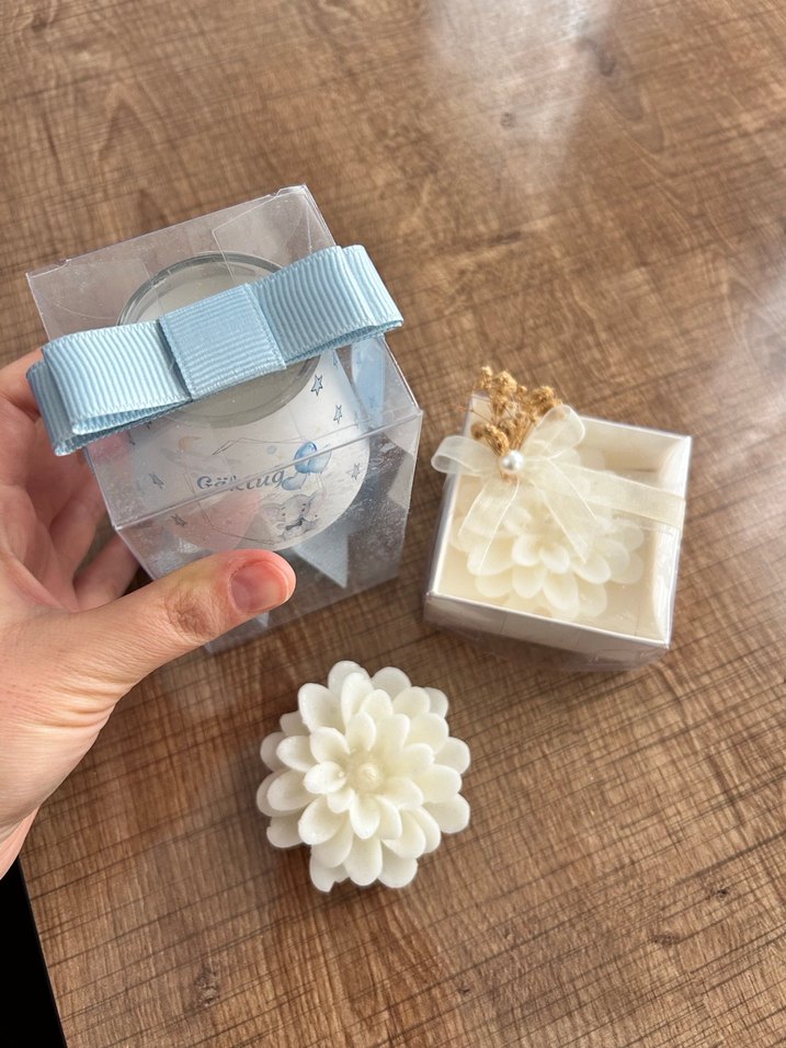 Beyaz Çiçek Şeklinde Mum ve Hediye Kutusu - Görsel 3