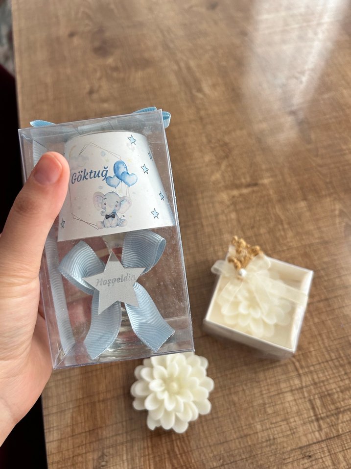 Beyaz Çiçek Şeklinde Mum ve Hediye Kutusu - Görsel 2