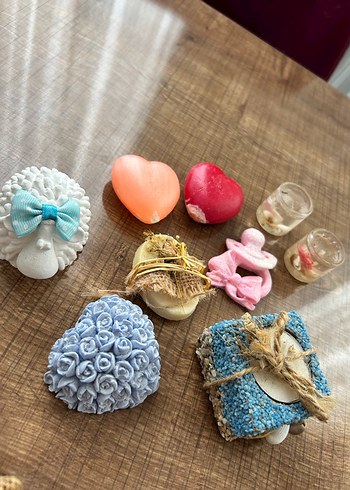 Çeşitli Renklerde Dekoratif Mumlar ve Mumluklar - Görsel 2