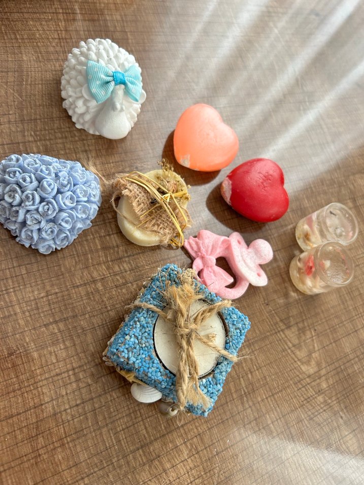 Çeşitli Renklerde Dekoratif Mumlar ve Mumluklar - Görsel 3