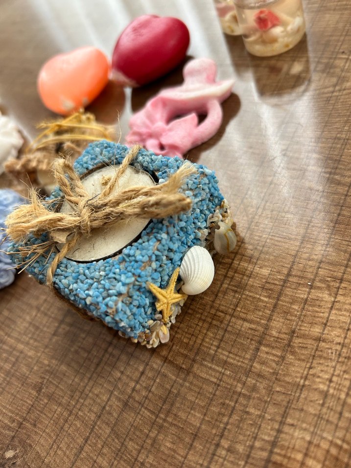 Çeşitli Renklerde Dekoratif Mumlar ve Mumluklar - Görsel 4