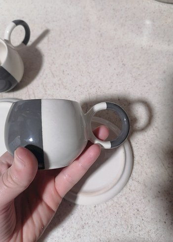 Beyaz ve gri seramik fincan ve tabak seti - Görsel 2