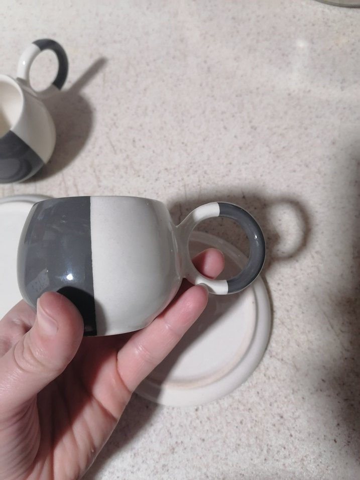 Beyaz ve gri seramik fincan ve tabak seti - Görsel 2