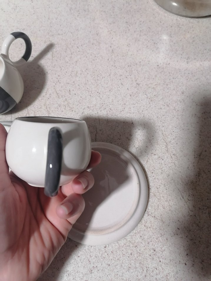 Beyaz ve gri seramik fincan ve tabak seti - Görsel 3