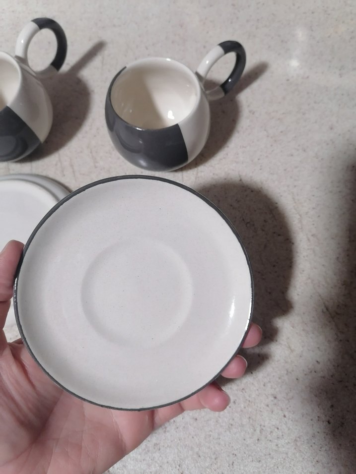 Beyaz ve gri seramik fincan ve tabak seti - Görsel 5