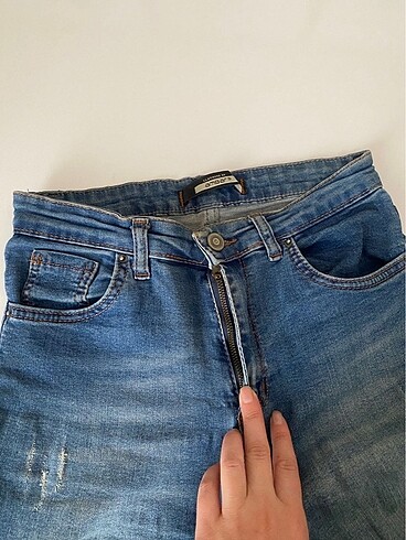 27 Beden mavi Renk Yırtık model dar paça kot pantolon