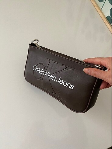  Beden Calvin klein askılı çanta