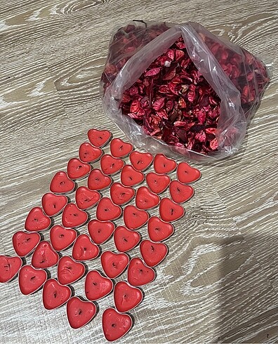  Kuru gül yaprakları ve 40 adet kalp mum