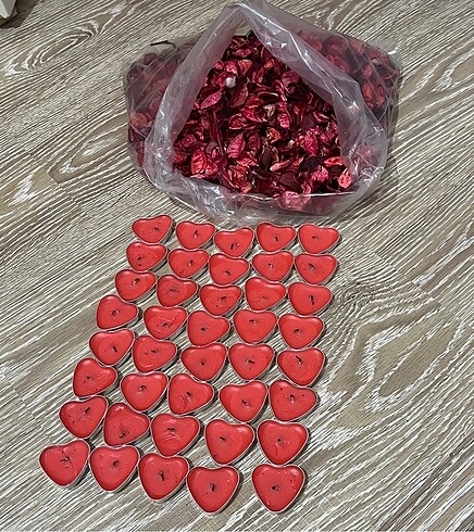  Beden Kuru gül yaprakları ve 40 adet kalp mum
