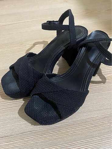 Bershka topuklu sandalet 40 numara