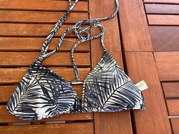 Üçgen bikini üstü