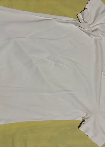 Beyaz V Yakalı Tişörtü