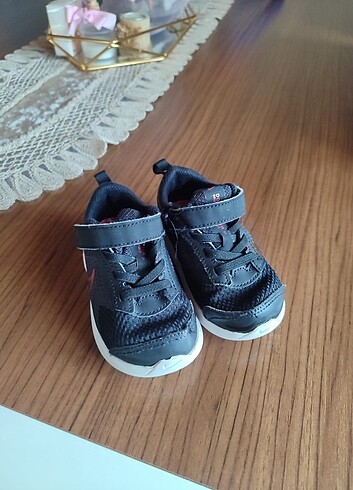 22 Beden Orjinal Nike marka siyah renk 22 numara ayakkabı 