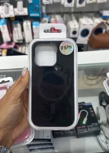 Apple iPhone 16 Pro Kırmızı Parlak Kılıf - Görsel 4