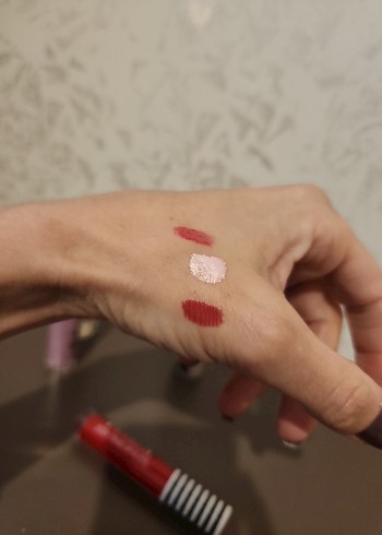 Kırmızı Parlak Dudak Parlatıcısı - Görsel 4