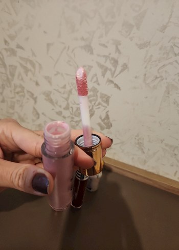 Kırmızı Parlak Dudak Parlatıcısı - Görsel 3