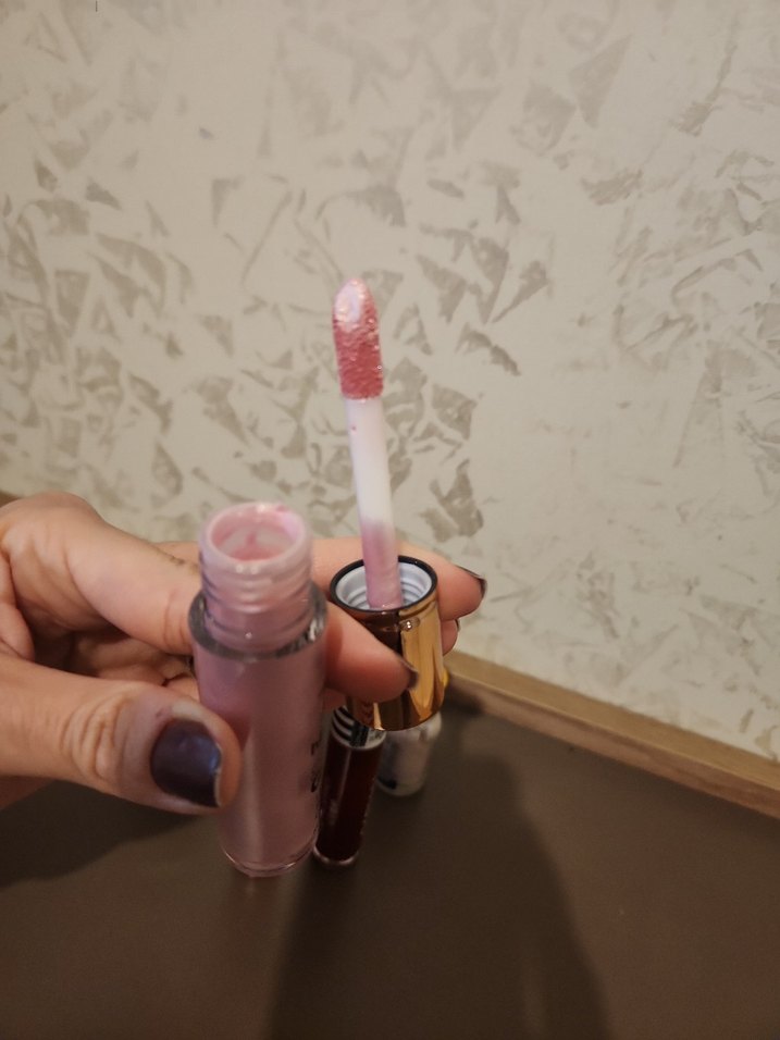 Kırmızı Parlak Dudak Parlatıcısı - Görsel 3