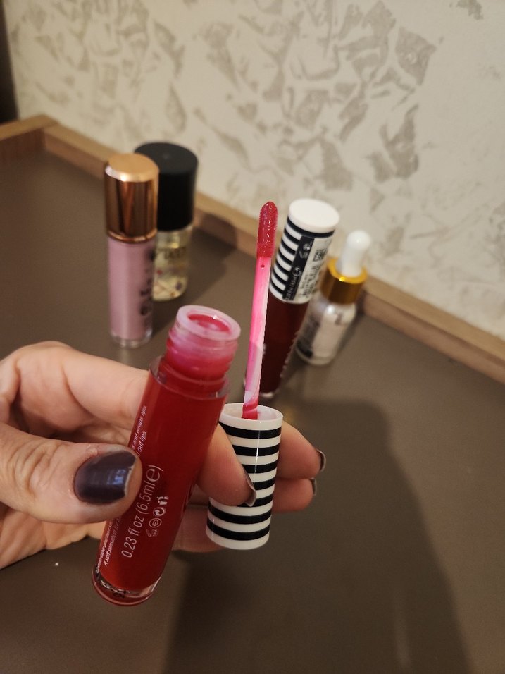 Kırmızı Parlak Dudak Parlatıcısı - Görsel 5